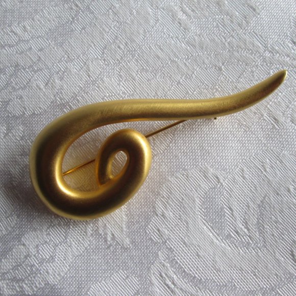๐ GOLD SWIRL BROOCH โ VINTAGE ๐ - Picture 9 of 15